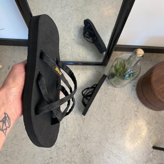 Svart Teva slip-on sandal med mjuka textilremmar