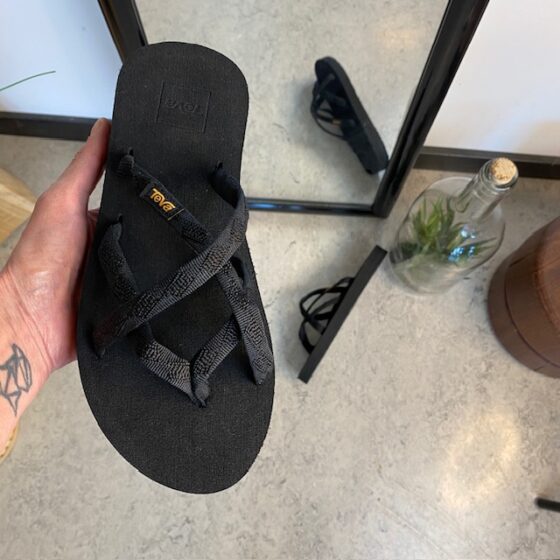 Svart Teva slip-on sandal med mjuka textilremmar