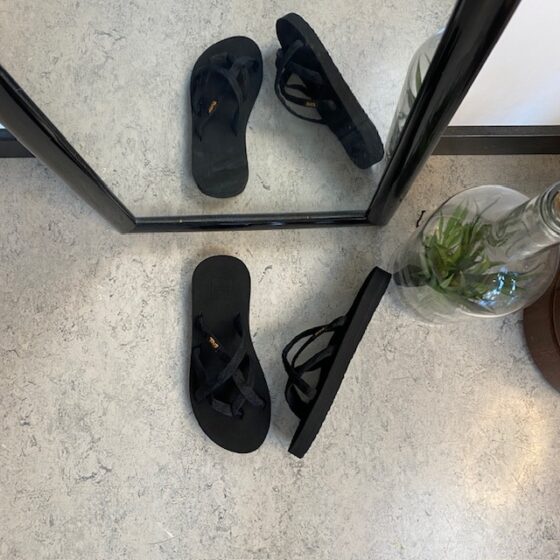 Svart Teva slip-on sandal med mjuka textilremmar