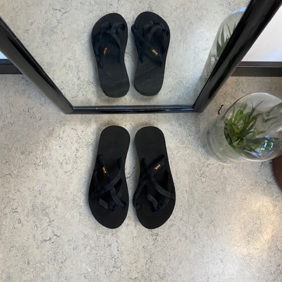 Svart Teva slip-on sandal med mjuka textilremmar
