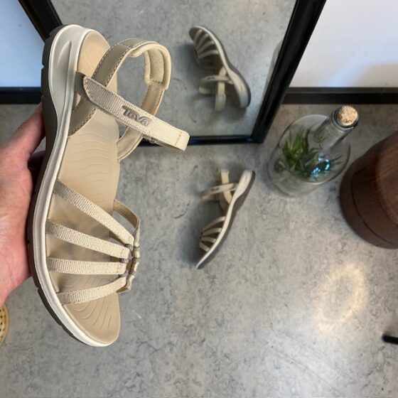 Beige Teva Tirra Traveler damsandal med hålfotsstöd