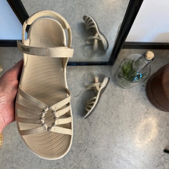 Beige Teva Tirra Traveler damsandal med hålfotsstöd