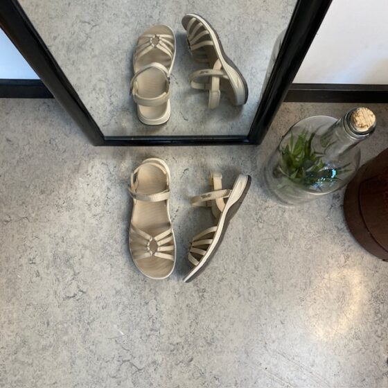 Beige Teva Tirra Traveler damsandal med hålfotsstöd