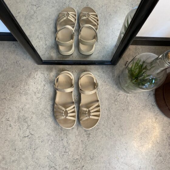 Beige Teva Tirra Traveler damsandal med hålfotsstöd
