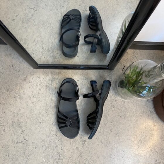 Svart Teva Tirra Traveler damsandal med hålfotsstöd