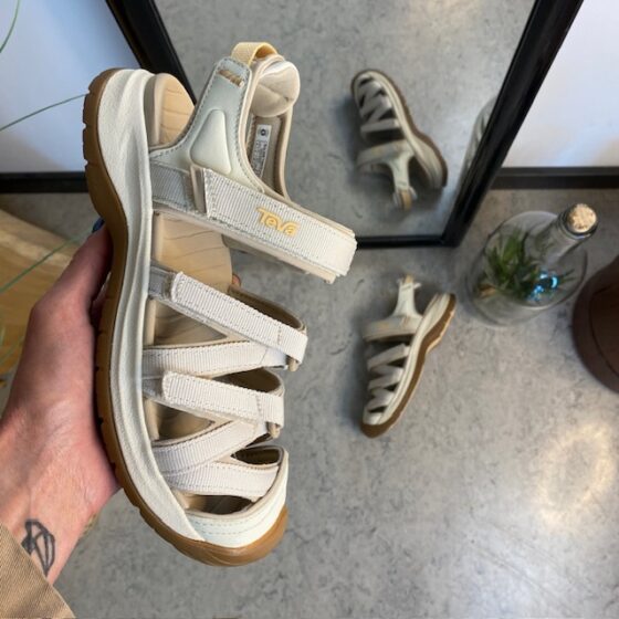 Ljus sluten Teva Tirra sandal med hålfotsstöd