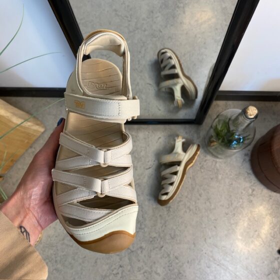 Ljus sluten Teva Tirra sandal med hålfotsstöd