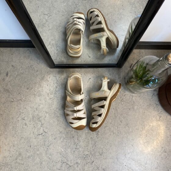 Ljus sluten Teva Tirra sandal med hålfotsstöd
