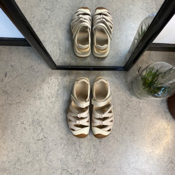 Ljus sluten Teva Tirra sandal med hålfotsstöd