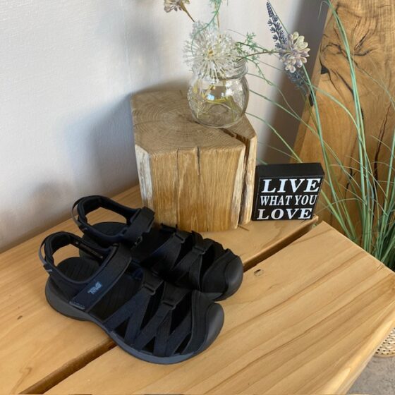 Svart stängd Teva Tirra sandal med hålfotsstöd