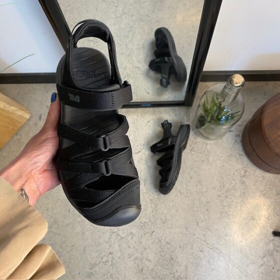 Svart stängd Teva Tirra sandal med hålfotsstöd