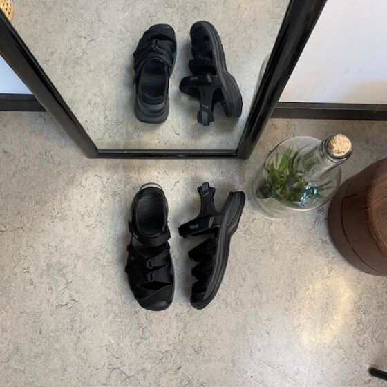 Svart stängd Teva Tirra sandal med hålfotsstöd