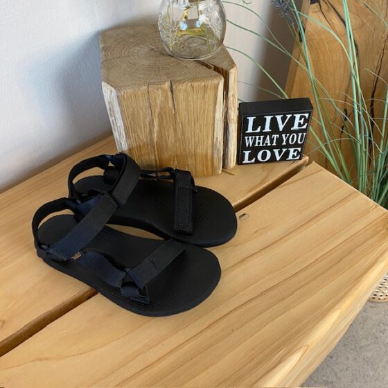 Svart Teva-sandal i enkel design med hålfotsstöd