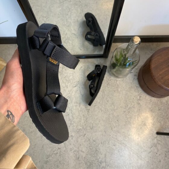 Svart Teva-sandal i enkel design med hålfotsstöd