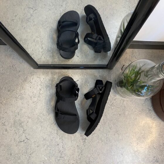 Svart Teva-sandal i enkel design med hålfotsstöd