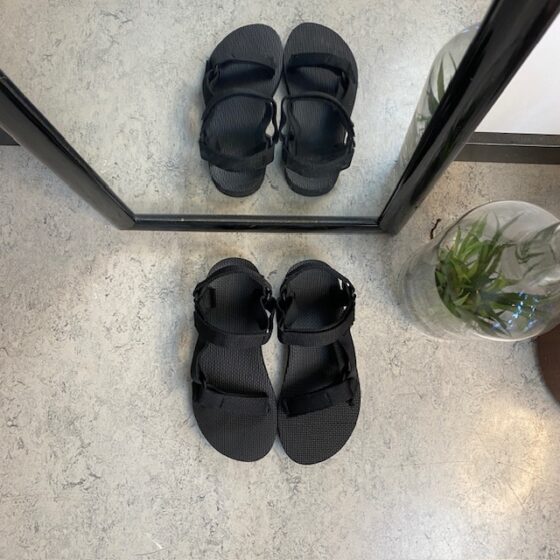 Svart Teva-sandal i enkel design med hålfotsstöd