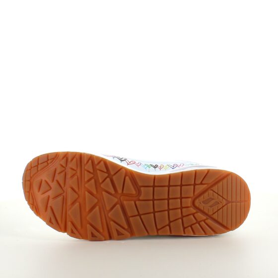 Vita Skechers-skor med fina hjärtdetaljer
