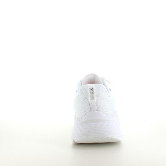 Vita Skechers Max Cushion skor – optimal stöd och oöverträffad komfort.