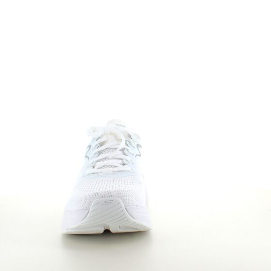 Vita Skechers Max Cushion skor – optimal stöd och oöverträffad komfort.