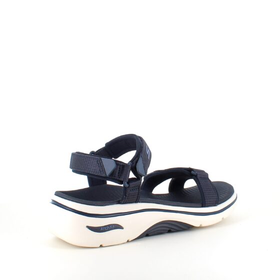 Skechers sandal med hålfotsstöd och 3 justerbara remmar i marinblå.