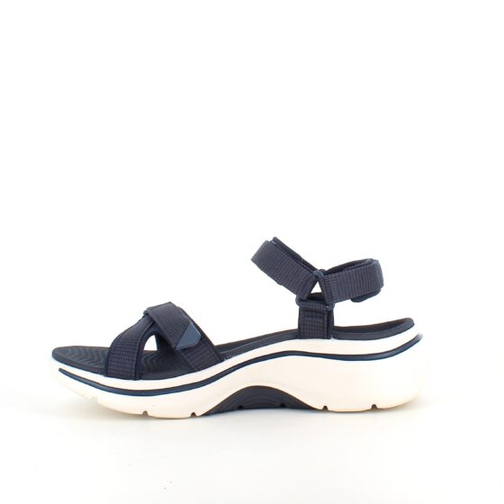 Skechers sandal med hålfotsstöd och 3 justerbara remmar i marinblå.