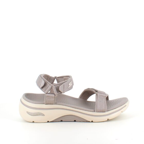 Skechers sandal med hålfotsstöd och 3 justerbara remmar i beige.