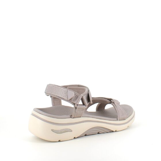 Skechers sandal med hålfotsstöd och 3 justerbara remmar i beige.
