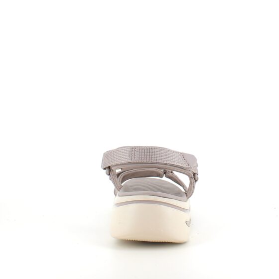 Skechers sandal med hålfotsstöd och 3 justerbara remmar i beige.