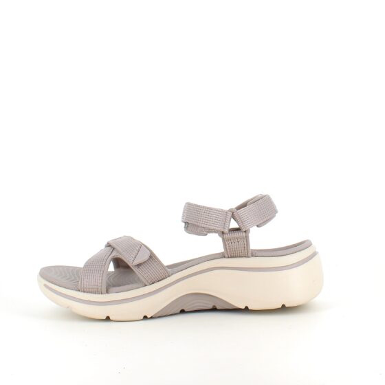 Skechers sandal med hålfotsstöd och 3 justerbara remmar i beige.
