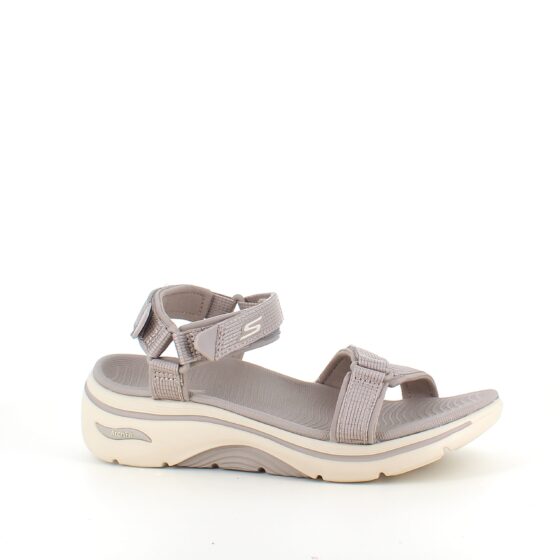Skechers sandal med hålfotsstöd och 3 justerbara remmar i beige.