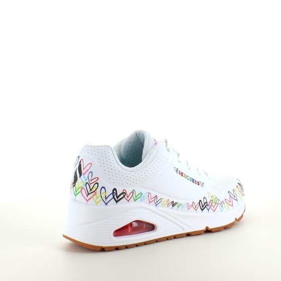 Vita Skechers-skor med fina hjärtdetaljer