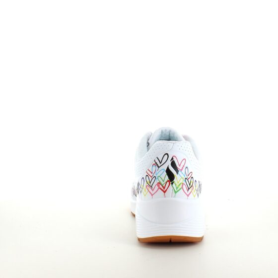 Vita Skechers-skor med fina hjärtdetaljer