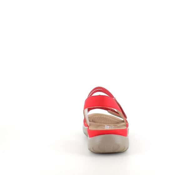Röd sandal från Rieker med elastiska remmar