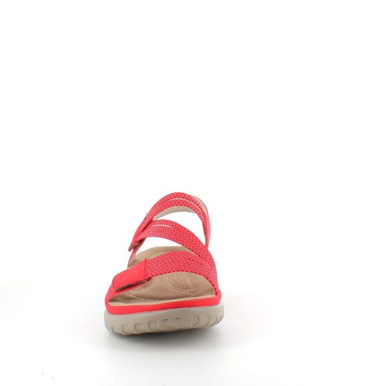 Röd sandal från Rieker med elastiska remmar