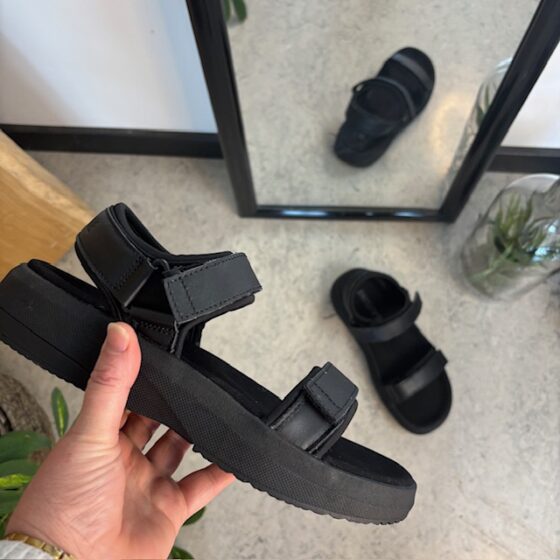 Svart Gaitline sandal med rullsula