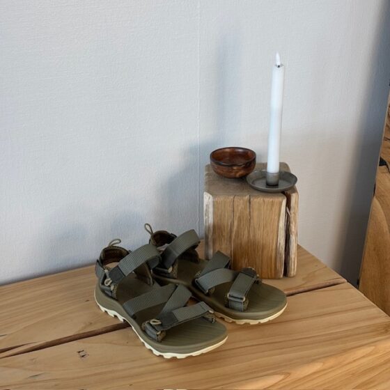 Grön lättviktsvandringssandal för män med bra fotvalvsstöd.