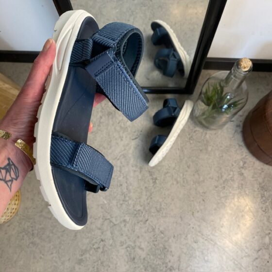 Cruz blå lätt sandal med breda remmar