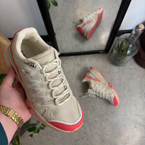 Beige skor med andningsbar ovandel och snygga detaljer