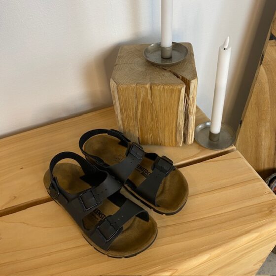 Svart Birkenstock Kano sandal med halkfria sulor.