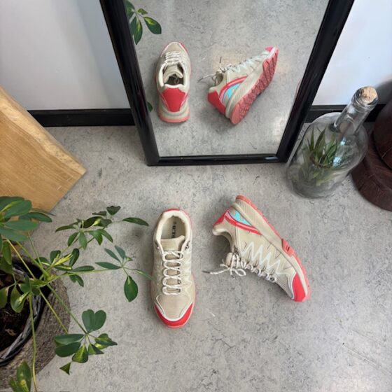 Beige skor med andningsbar ovandel och snygga detaljer