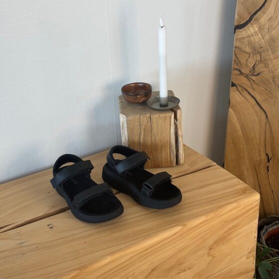 Svart Gaitline sandal med rullsula