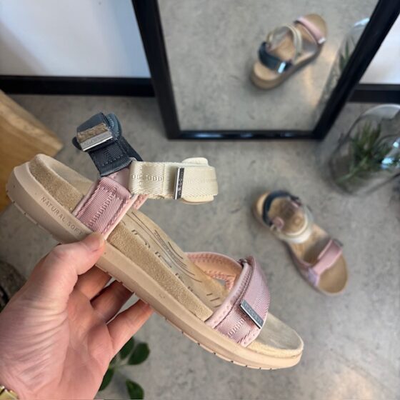 Ljus Woden sandal med bra valvstöd.