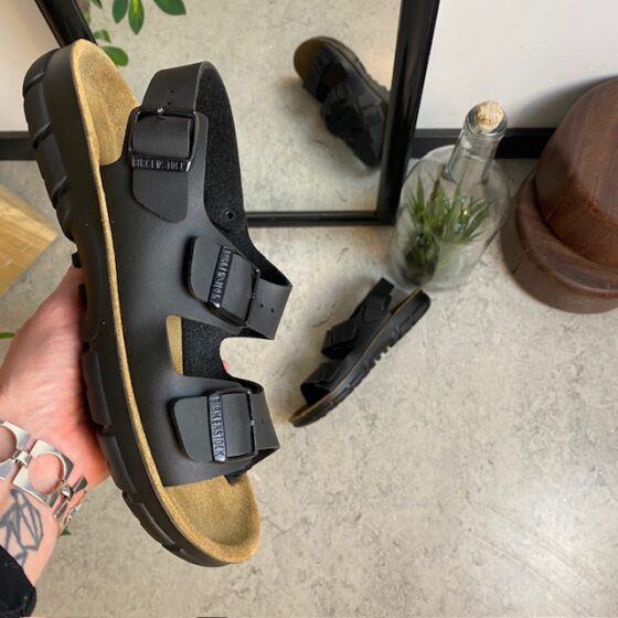 Svart Birkenstock Kano sandal med halkfria sulor.