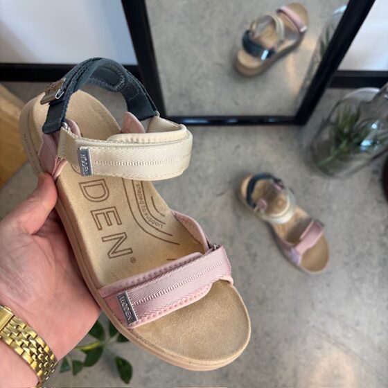 Ljus Woden sandal med bra valvstöd.