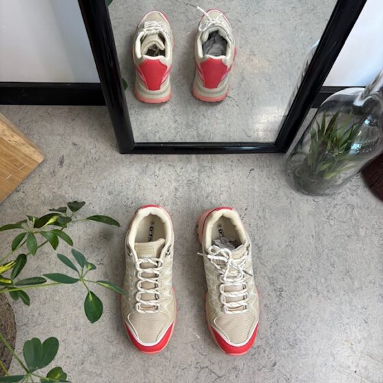 Beige skor med andningsbar ovandel och snygga detaljer