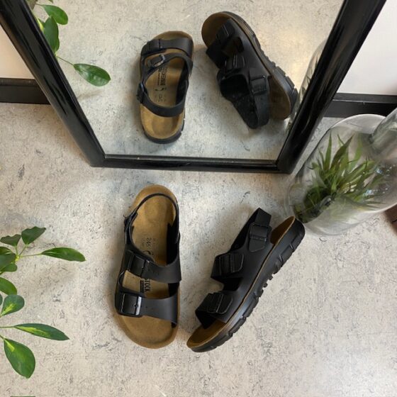 Svart Birkenstock Kano sandal med halkfria sulor.