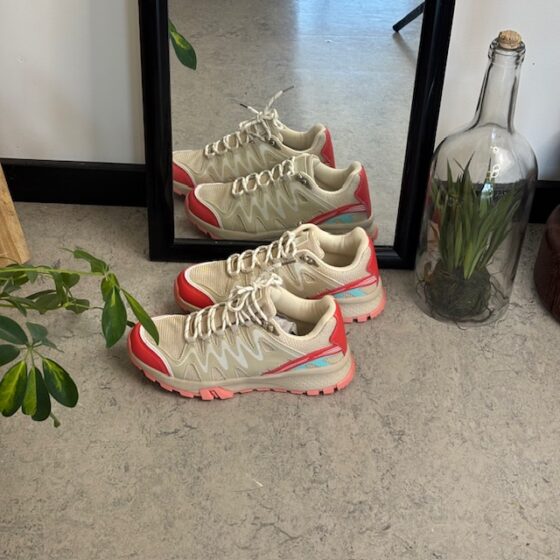Beige skor med andningsbar ovandel och snygga detaljer