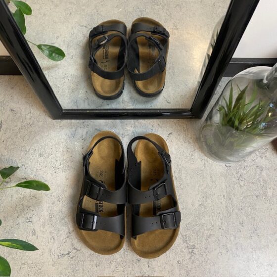 Svart Birkenstock Kano sandal med halkfria sulor.
