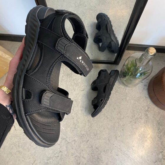 Svart herrvandalsandal från Whistler med bra hålfotsstöd