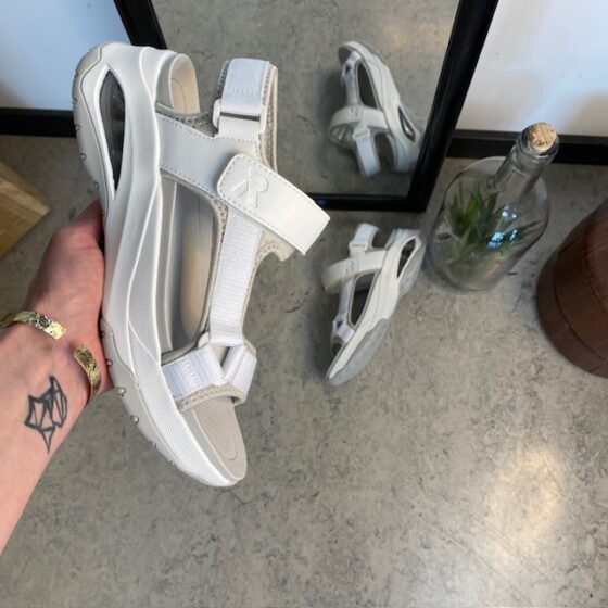 Vita Rieker vandringssandaler med extra stötdämpning vid hälen